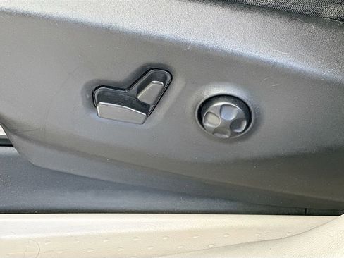Used 2023 Chrysler Pacifica Touring-L FWD image 22