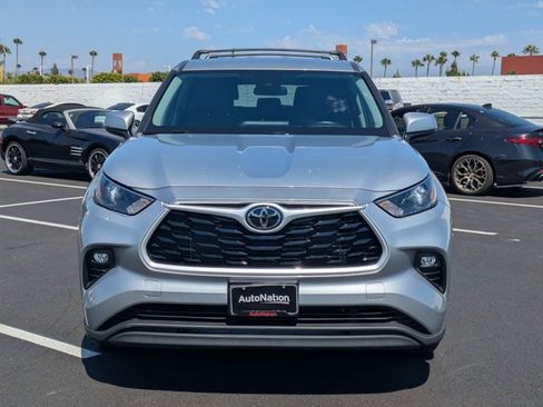 Used 2022 Toyota Highlander LE FWD image 2