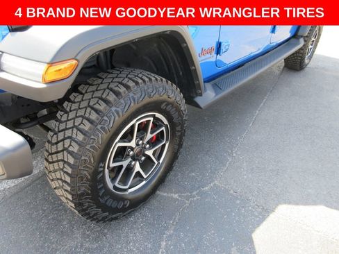 Used 2024 Jeep Gladiator Rubicon w/ Technology Group AWD/4WD image 3