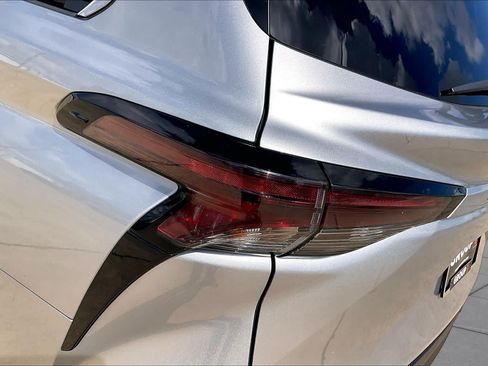 Used 2025 Toyota Sienna XLE FWD image 29