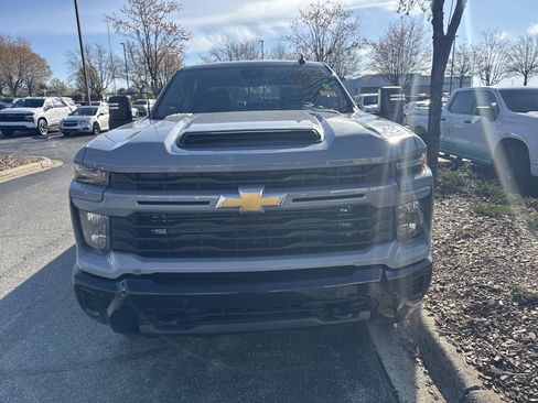 Used 2025 Chevrolet Silverado 2500 Custom w/ Custom Value Package image 3