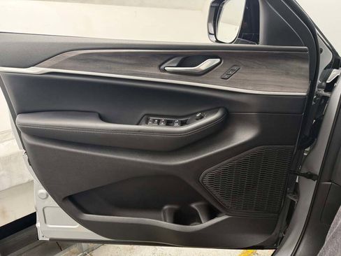 New 2025 Jeep Grand Cherokee Limited w/ Black Appearance Package image 21