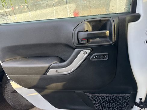 Used 2017 Jeep Wrangler Unlimited Sahara w/ Connectivity Group image 9