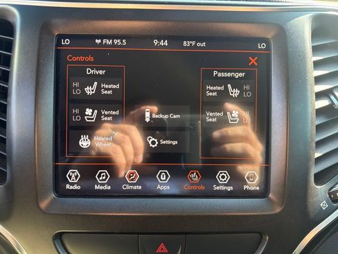 Used 2019 Jeep Cherokee Trailhawk AWD/4WD image 23