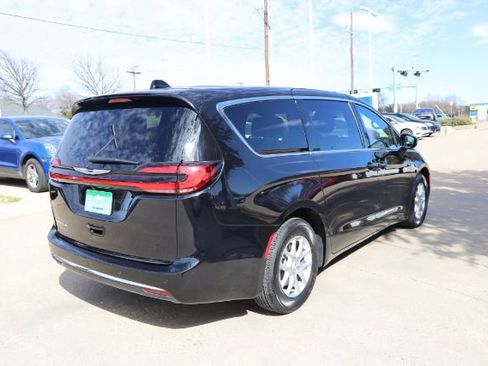 Used 2026 Chrysler Pacifica Select image 6