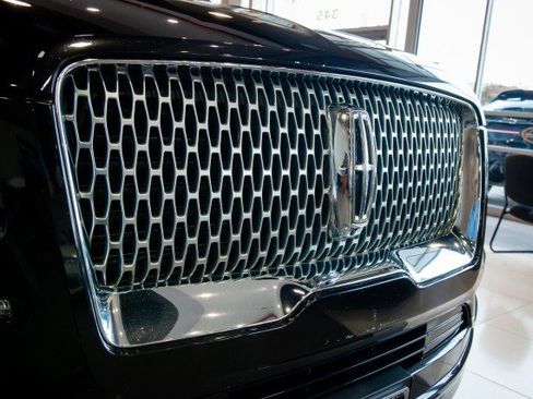 Used 2019 Lincoln Navigator L Reserve w/ Cargo Package AWD/4WD image 10