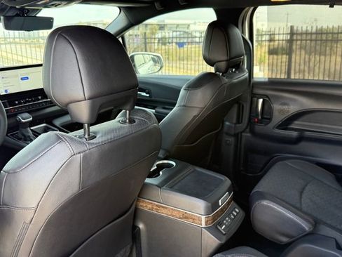 Used 2025 Toyota Sienna Platinum image 29