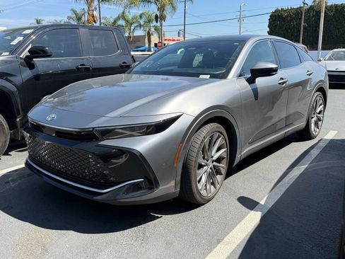 Used 2023 Toyota Crown Limited w/ Advanced Technology Package image 3