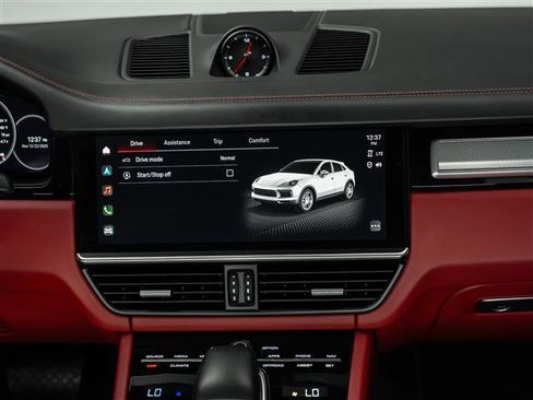 Used 2023 Porsche Cayenne Platinum Edition image 33