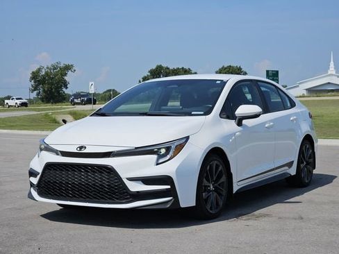 Used 2024 Toyota Corolla SE image 3