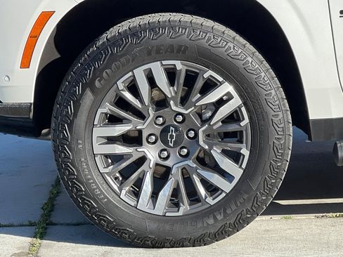 Used 2025 Chevrolet Suburban Z71 image 28