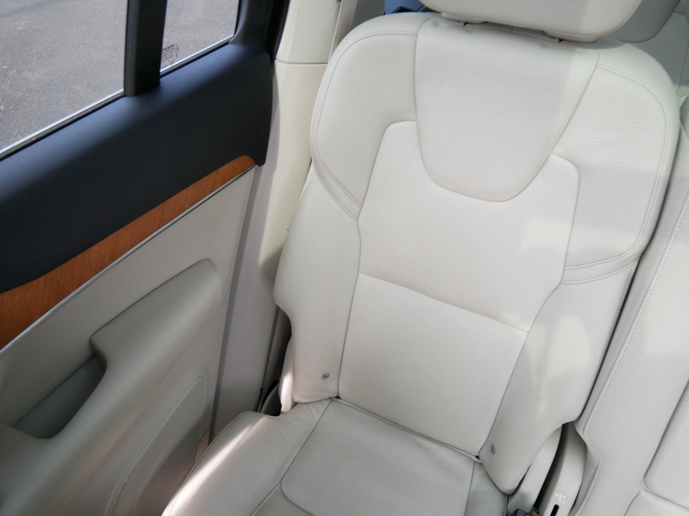 Used 2021 Volvo XC90 T6 Momentum w/ Climate Package AWD/4WD image 12