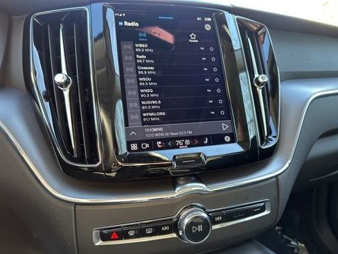 Certified 2025 Volvo XC60 B5 Core image 22