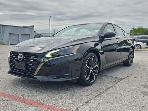 Used 2025 Nissan Altima 2.5 SR FWD image 3