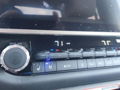 Used 2025 Toyota Tundra Limited AWD/4WD image 19