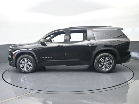 Used 2025 Chevrolet Traverse LT FWD image 3