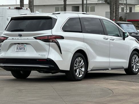 Used 2024 Toyota Sienna Platinum image 4