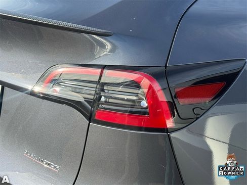 Used 2023 Tesla Model Y Performance image 11