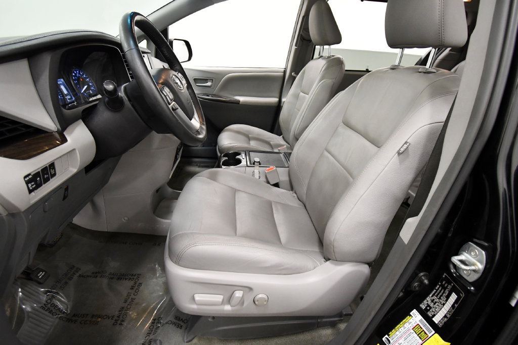 Used 2017 Toyota Sienna XLE Premium FWD image 14