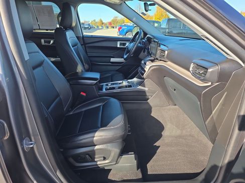 Used 2023 Ford Explorer XLT w/ Equipment Group 202A image 15