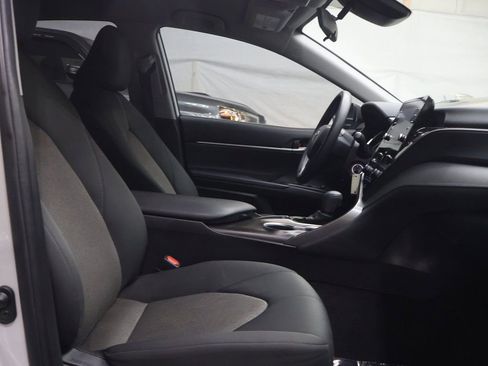 Used 2022 Toyota Camry LE image 10
