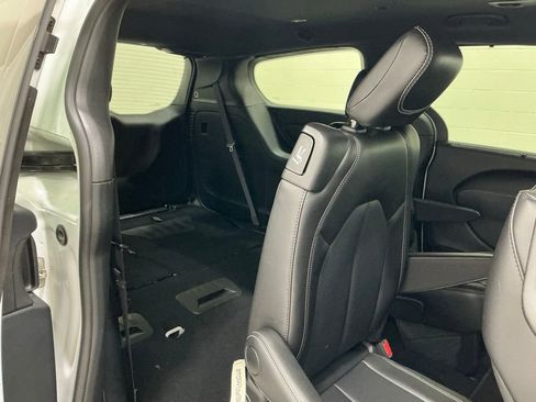 Used 2025 Chrysler Pacifica Select FWD image 22