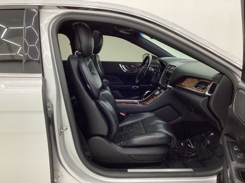 Used 2017 Lincoln Continental Select image 15