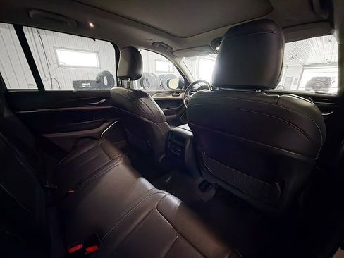 Used 2022 Jeep Grand Cherokee Limited w/ Luxury Tech Group II AWD/4WD image 11