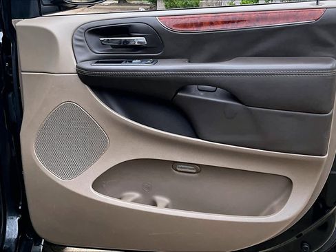 Used 2016 Chrysler Town & Country Touring image 20