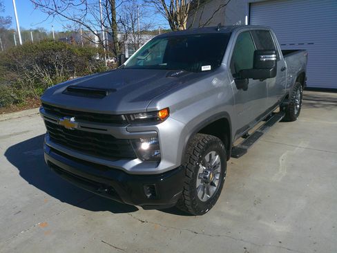 Used 2024 Chevrolet Silverado 2500 Custom w/ Custom Value Package image 6