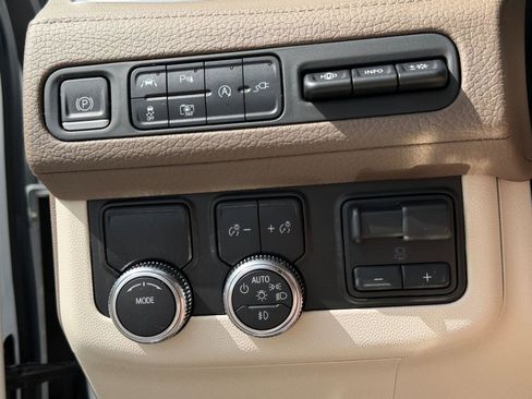 Used 2022 GMC Yukon XL Denali w/ Denali Premium Package image 33