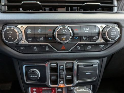 Used 2024 Jeep Gladiator Rubicon AWD/4WD image 23