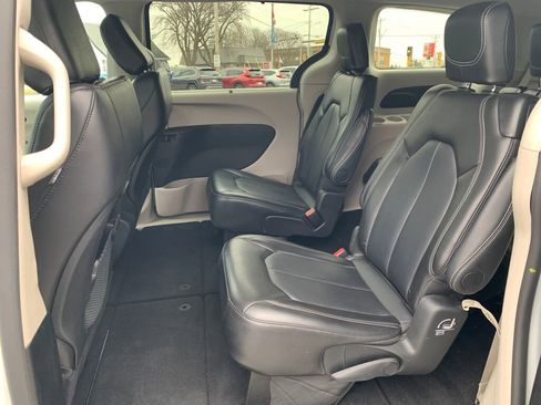 Used 2024 Chrysler Pacifica Touring-L image 23