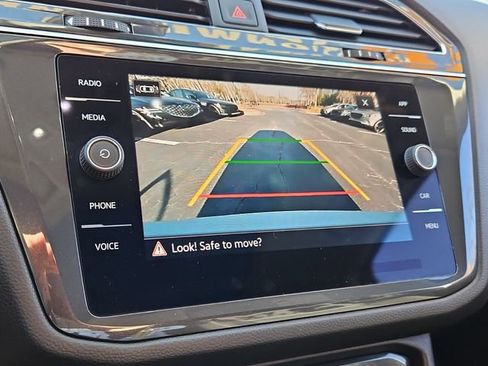 Used 2023 Volkswagen Tiguan SE w/ Panoramic Sunroof Package image 25