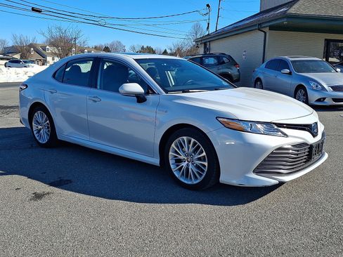 Used 2020 Toyota Camry XLE w/ Sunroof Package image 3