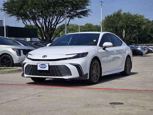 Used 2025 Toyota Camry SE FWD image 3