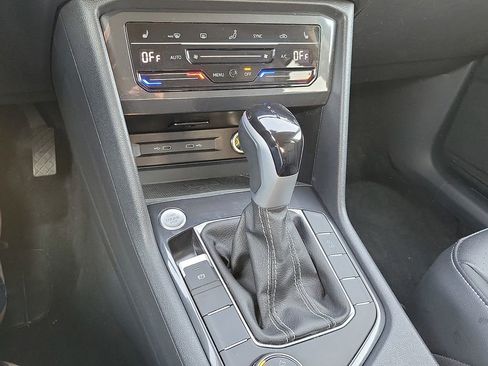 Used 2024 Volkswagen Tiguan SE AWD/4WD image 17