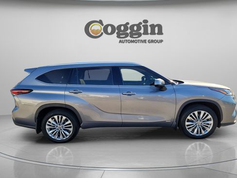 Certified 2025 Toyota Highlander Platinum AWD/4WD image 6