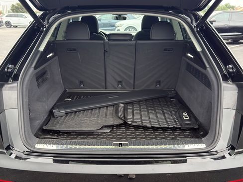 Used 2023 Audi Q8 Premium w/ Convenience Package AWD/4WD image 6