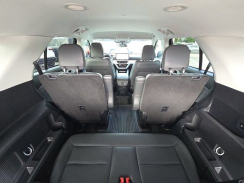 Used 2025 Ford Explorer Active w/ Active Comfort Package RWD image 14
