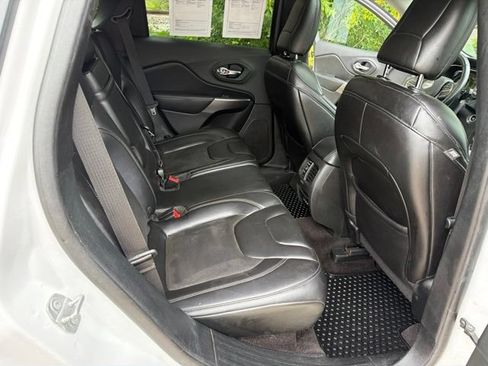 Used 2019 Jeep Cherokee Latitude Plus w/ Comfort/Convenience Group AWD/4WD image 22