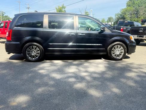 Used 2014 Chrysler Town & Country Touring-L w/ Driver Convenience Group FWD image 8
