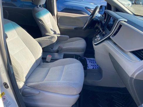 Used 2017 Toyota Sienna L image 17