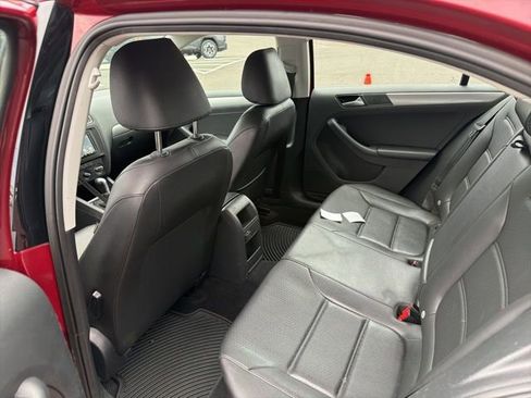 Used 2017 Volkswagen Jetta SE image 5