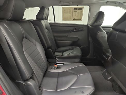 Used 2024 Toyota Highlander XLE FWD image 28