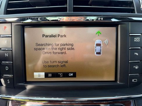 Used 2017 Lincoln Continental Reserve w/ Technology Package image 38