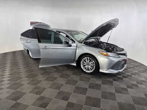 Used 2020 Toyota Camry XLE FWD image 12
