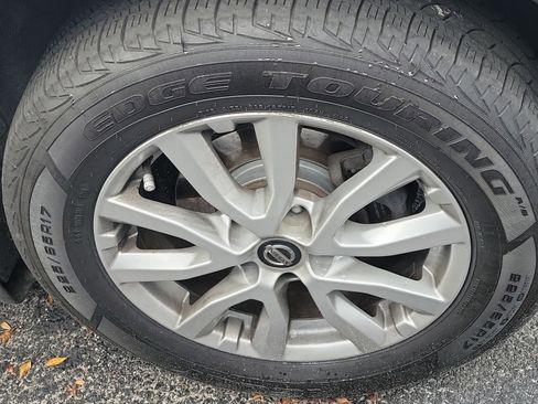 Used 2018 Nissan Rogue SV image 8