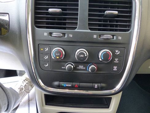 Used 2019 Dodge Grand Caravan SE w/ UConnect Hands-Free Group FWD image 30
