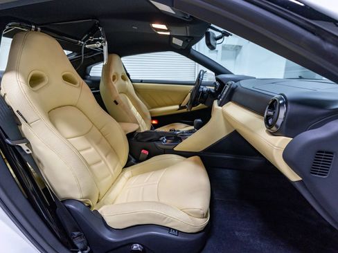 Used 2017 Nissan GT-R Premium w/ Premium Interior Package AWD/4WD image 41